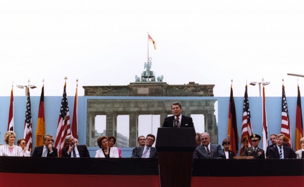 Ronald Reagan ante el Muro de Berlín pronunciando discurso